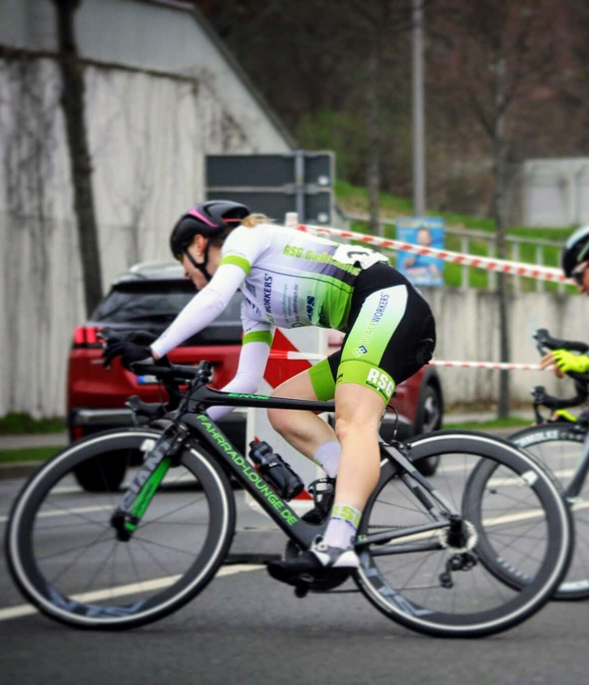 Radsportlerin in Kurve im Wettkampf 