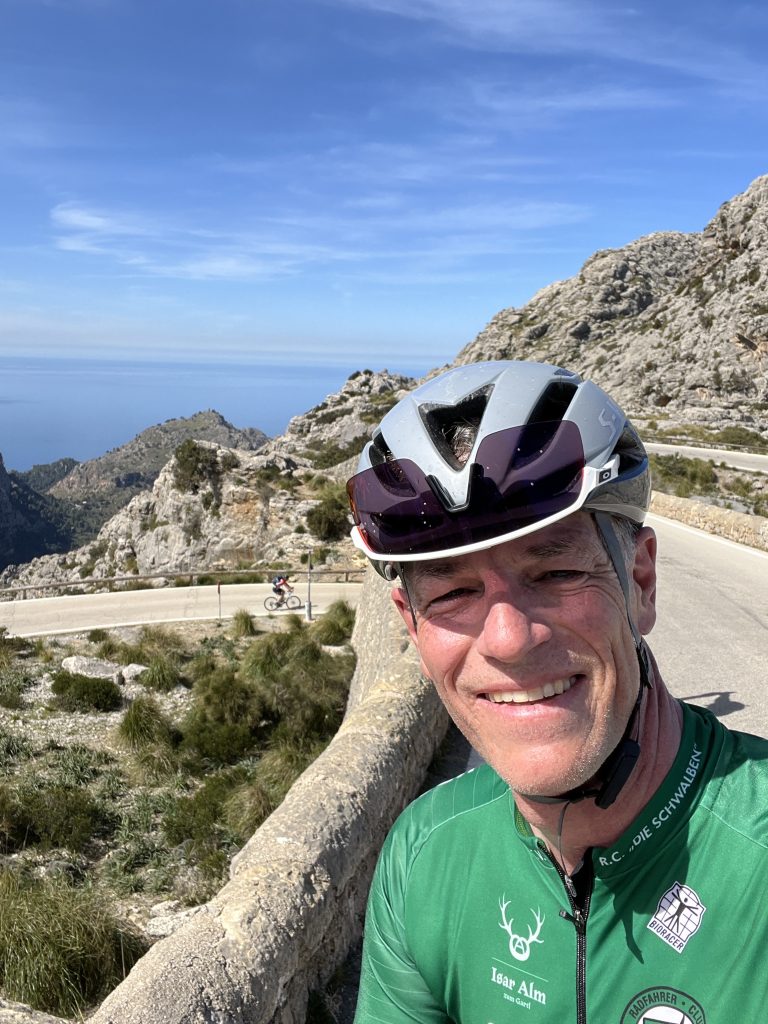 Radsportler auf Mallorca mit Bergen im Hintergrund